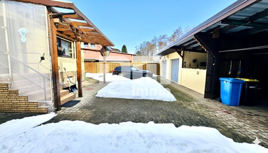 Modernisierte DHH mit Doppelgarage und 2x Carport in Traumlage inkl. Bachlauf - Innenhof